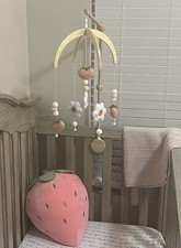 Felt baby crib mobile girl. Strawberry Daises