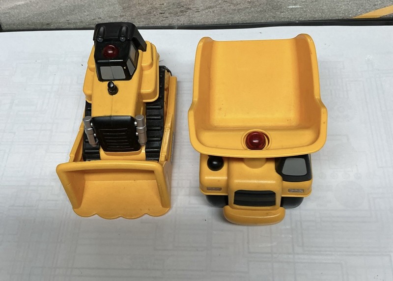 CAT Caterpillar Battery Powered Bulldozer & Dump Truck. Sounds,Lights, Moves !
