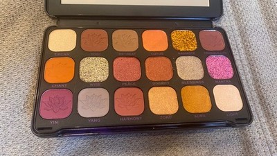 Revolution Forever Flawless Lidschattenpalette Namaste with Cannabis Sativa 