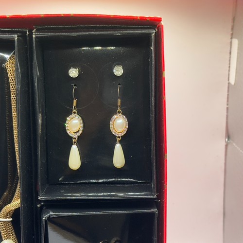 JACLYN SMITH HOLIDAY JEWELRY SET FAUX WHITE PEARLS EARRINGS NECKLACE HAIRBABARET - Picture 4 of 10