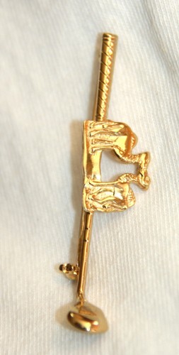 Kissing Camels Golf Club gold tone pin tie bar Colorado - Picture 2 of 3