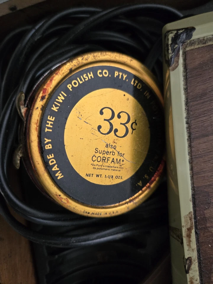 Kit de caja de brillo de zapatos Sears vintage con tampón eléctrico y cepillos y pulido Foto 4 de 4