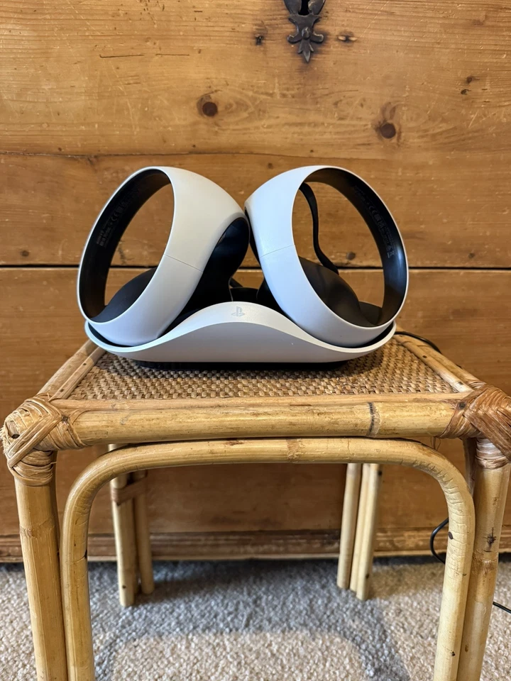 PlayStation VR2 Sony PS5 VR Headset  CFI-ZVR1 4K HDR 3D with charging station.  - Image 3 of 4