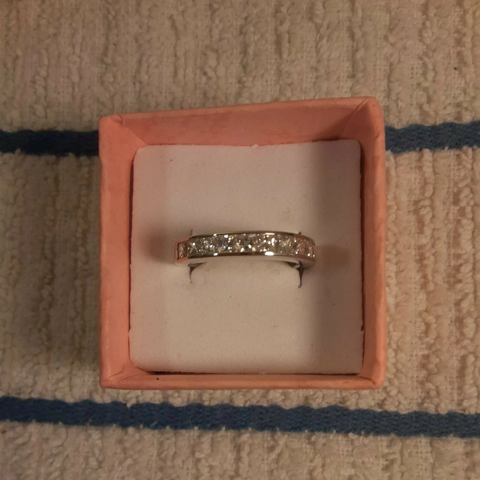 Anello a fascia in platino sterlina misura 6 realizzato con zirconi bianchi di Swarovski (277)