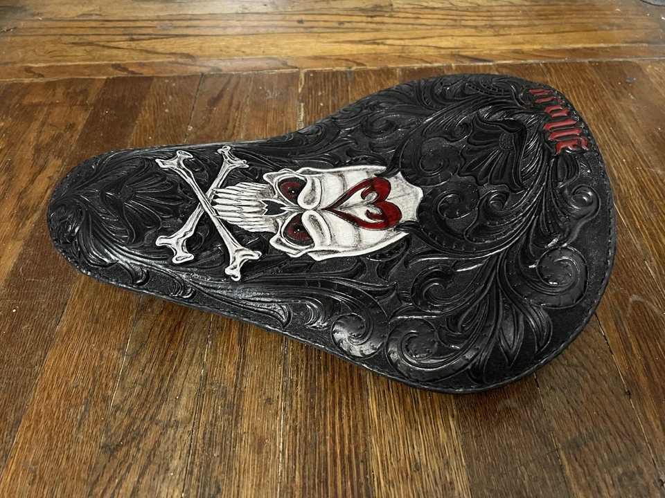 Picadora 100 % mecanizada y cosida a mano, asiento bobber calavera filigrana negra huesos cruzados Foto 3 de 4