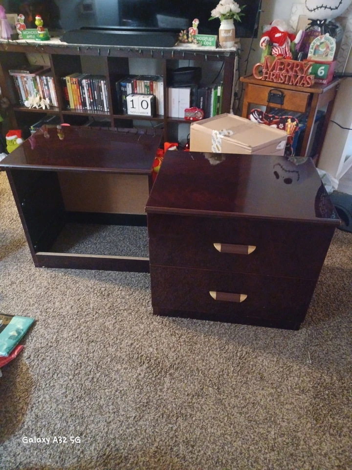 Juego de 2 mesitas de noche vintage/antiguas de caoba con dos cajones Foto 4 de 4