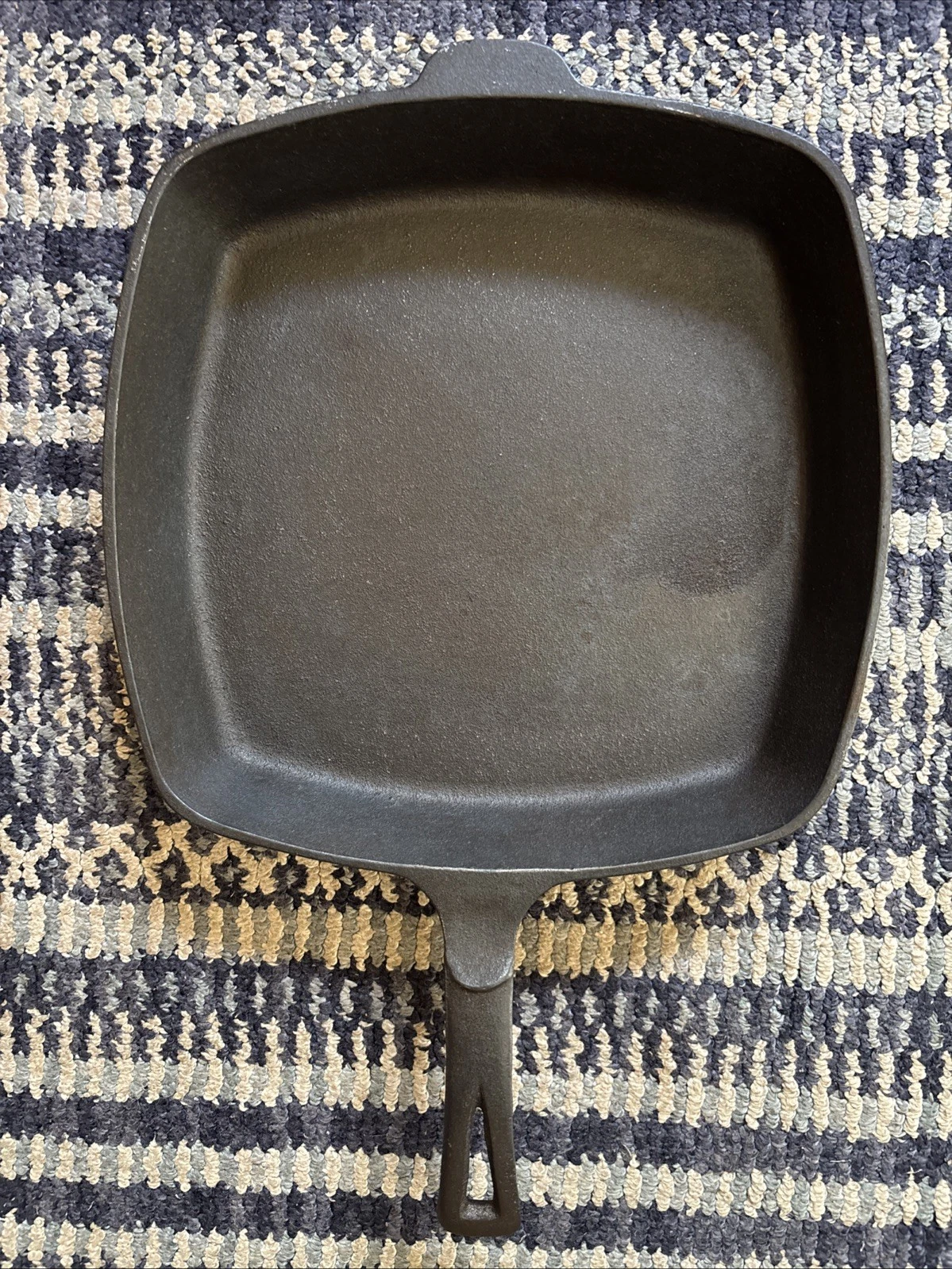 VINTAGE Unmarked Wagner Ware Thumb Print Square A Jumbo Cast Iron Skillet - 11”
Opens in a new windo