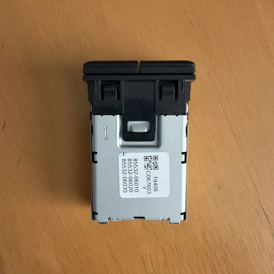 2018-2020 丰田凯美瑞中心控制台双 USB 适配器充电端口原始设备制造商 — 第 4/4 张图片