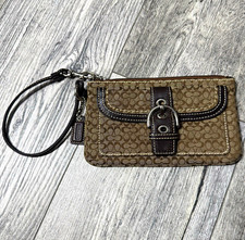 VTG Coach Soho Signature Buckle Front Pocket Wristlet