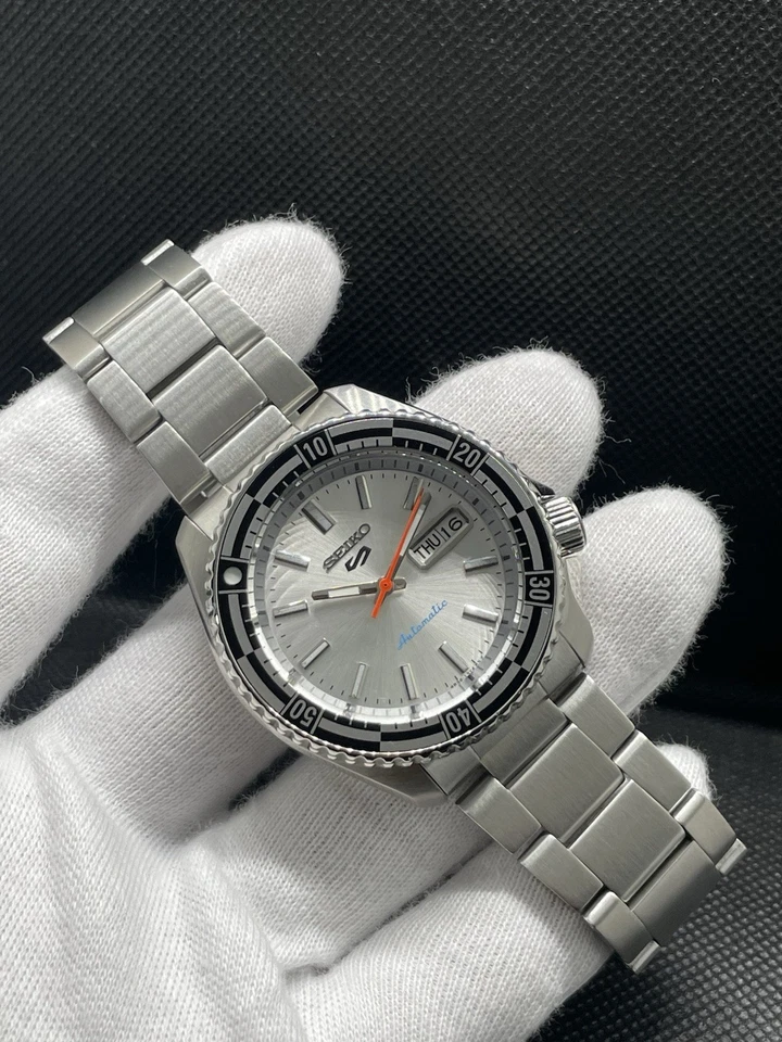 Seiko 5 Sports SKX Special Edition Silver Dial Automatic Watch - SRPK09K1 Refurb - Image 4 of 4