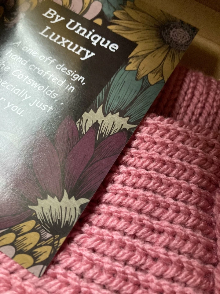 Rosa Oscuro por Único Lujo Hecho a Mano Tejido Bebé Niñas Cocoon, Conjunto de Calcetines y Sombrero Foto 4 de 4