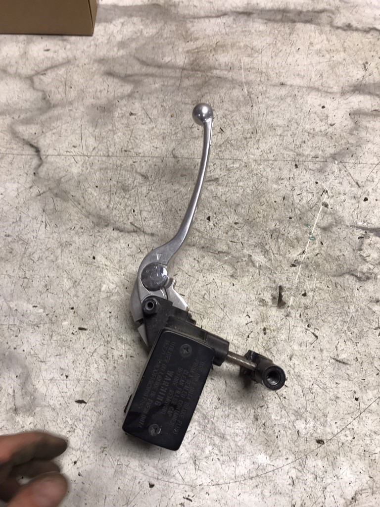12 Suzuki DL1000 DL 1000 V Strom Front Brake Master Cylinder Lever Perch