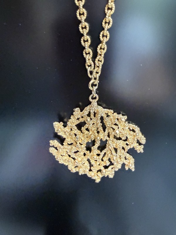 Vintage NAPIER Signed Gold Tone Sculpted Coral Bertolli 24" Necklace 1970s