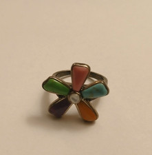 STERLING SILVER FIVE PETALS FLORAL DESIGN RING.