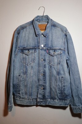 EUC Levi s Denim Trucker Jacket Men s Sz Large Blue Standard Fit Jean Coat