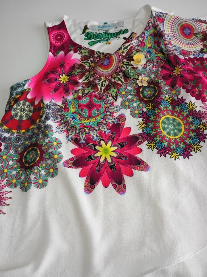 Regata Desigual Boho Branca Floral Medalhão Gauzy Flowy Gem Enfeite Tamanho XS - Imagem 4 de 4