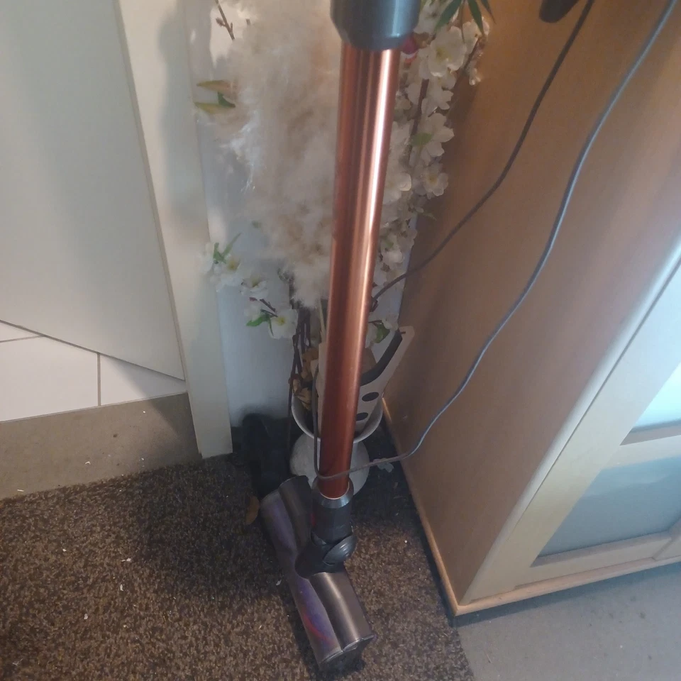 Dyson.V10/SV12.Akku Staubsauger .mit Zubehör.nur 3 Tage.Bitte Lesen.Lohnt Sich. - Bild 2 von 4