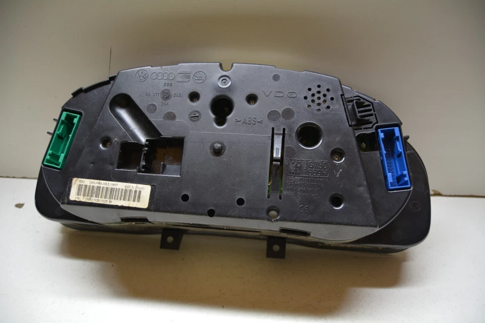 VOLKSWAGEN PASSAT 2001-2002 CUADRO DE INSTRUMENTOS VELOCÍMETRO OEM, 257-61850 Foto 3 de 4