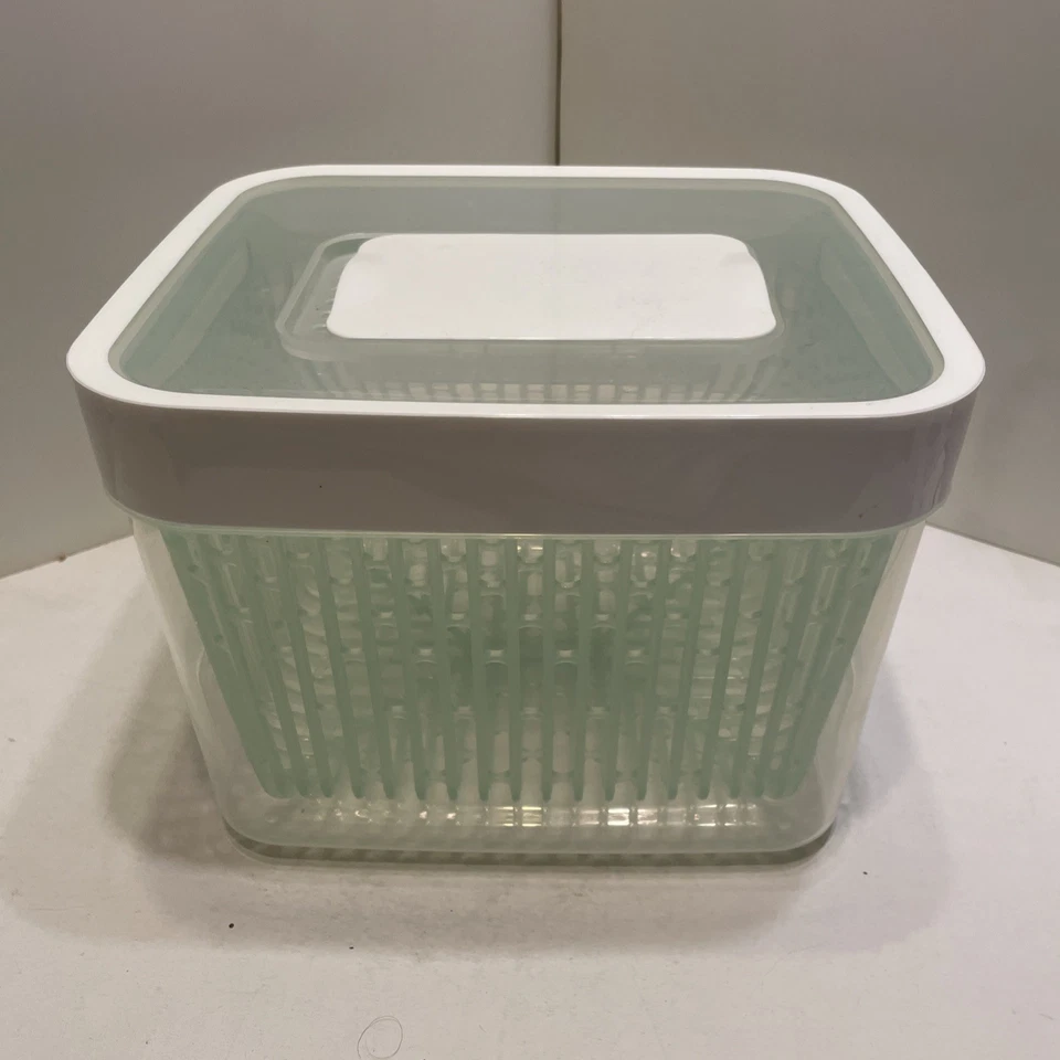 OXO Green Saver Produce Keeper 4,3 cuartos de galón con colador y filtro de carbono Foto 3 de 4