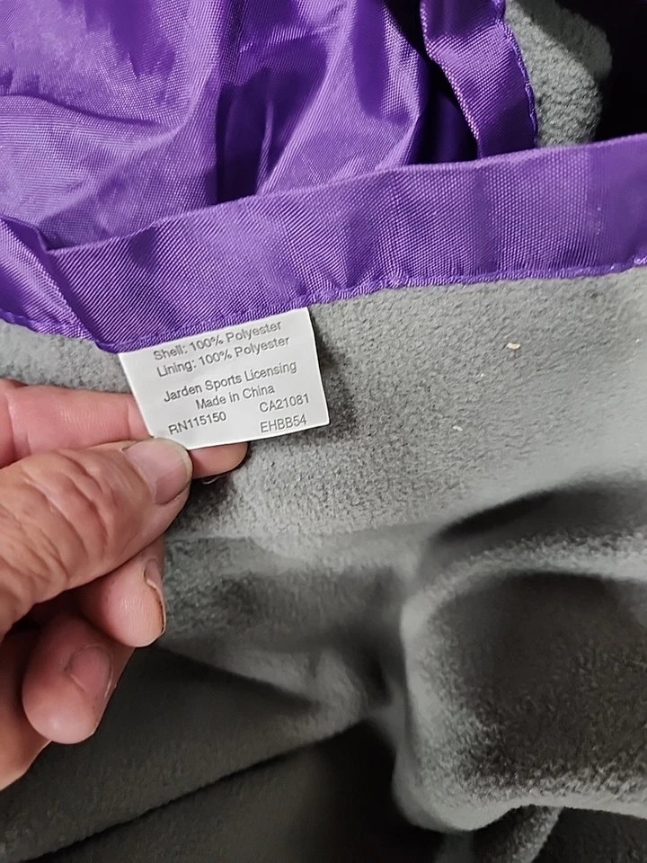 Poncho de lluvia con capucha aislado púrpura logotipo de los piratas de Carolina del Este adulto Foto 4 de 4