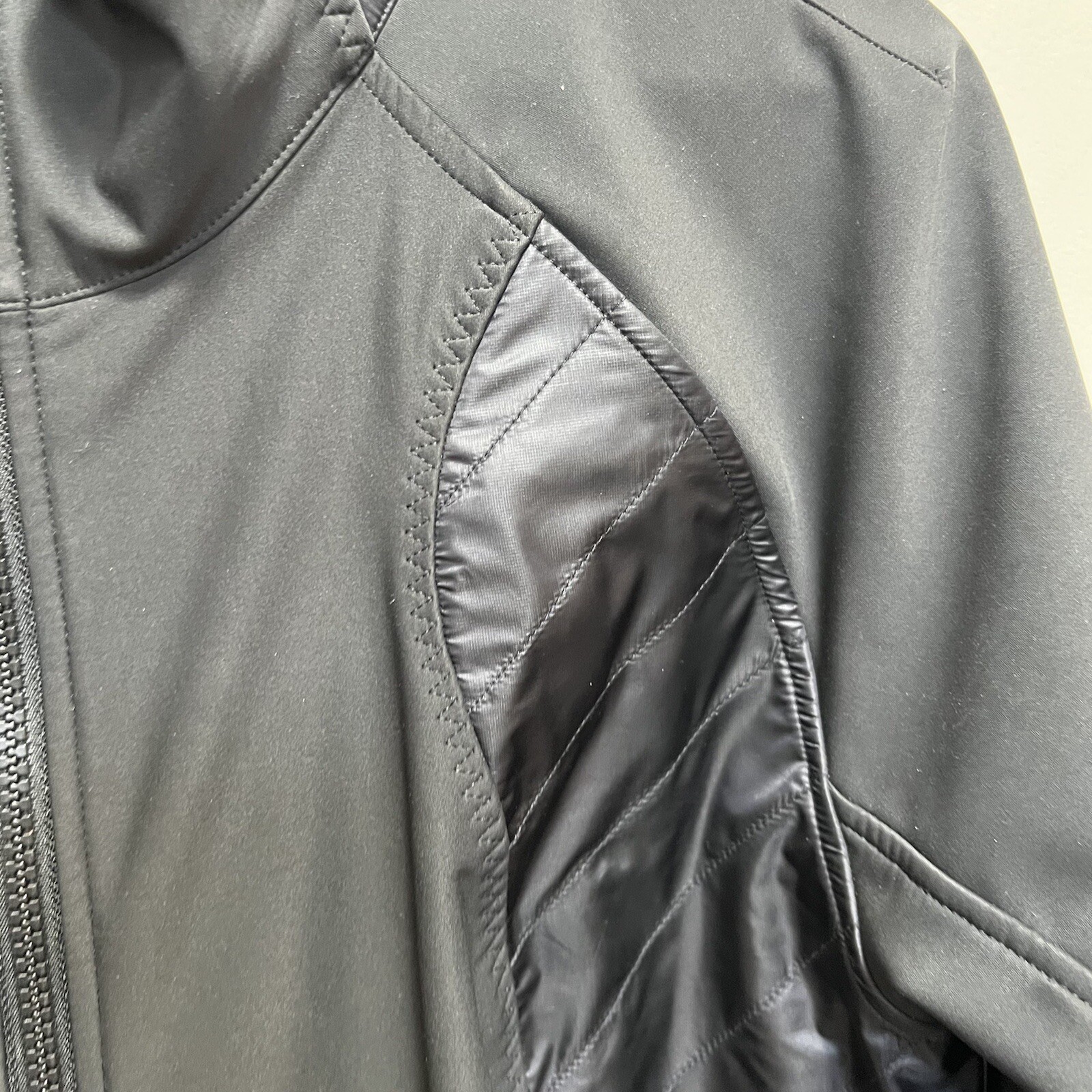 Lululemon Wind Runner Black Softshell Jacket Size… - image 4