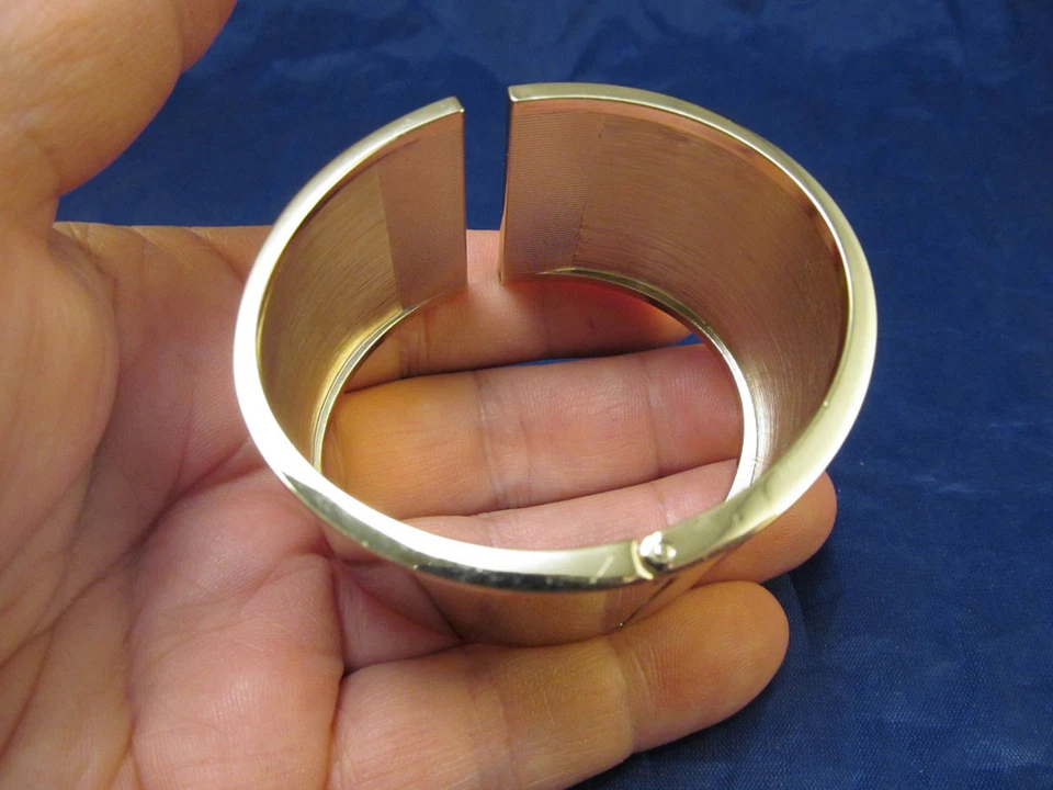 *Brazalete Victoria's Secret ancho tono dorado con bisagras tachuelas de cristal Foto 4 de 4