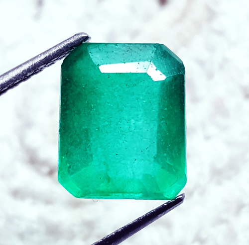 Pierre précieuse en vrac certifiée 6,90 ct saphir vert clair naturel