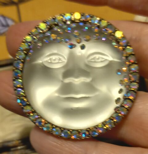 VINTAGE STYLE ROUND WHITE MISTY MOON BROOCH IRRIDESCENT RHINESTONES FABULOUS - Picture 3 of 20