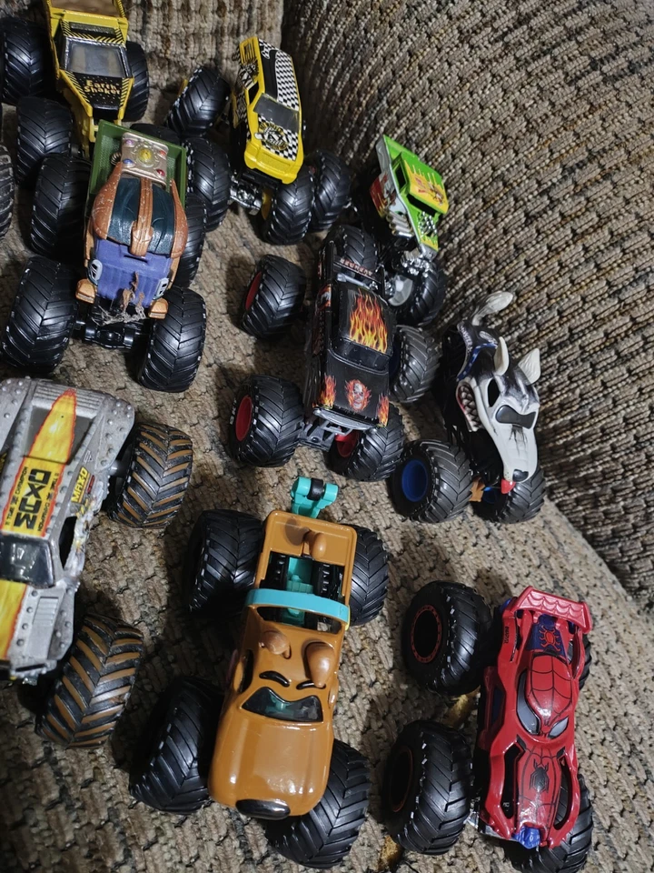 Hot Wheels Monster Jam Truck Lote de 12 Super Mario Scooby Spiderman Mutt Potty 1:64 Foto 3 de 4