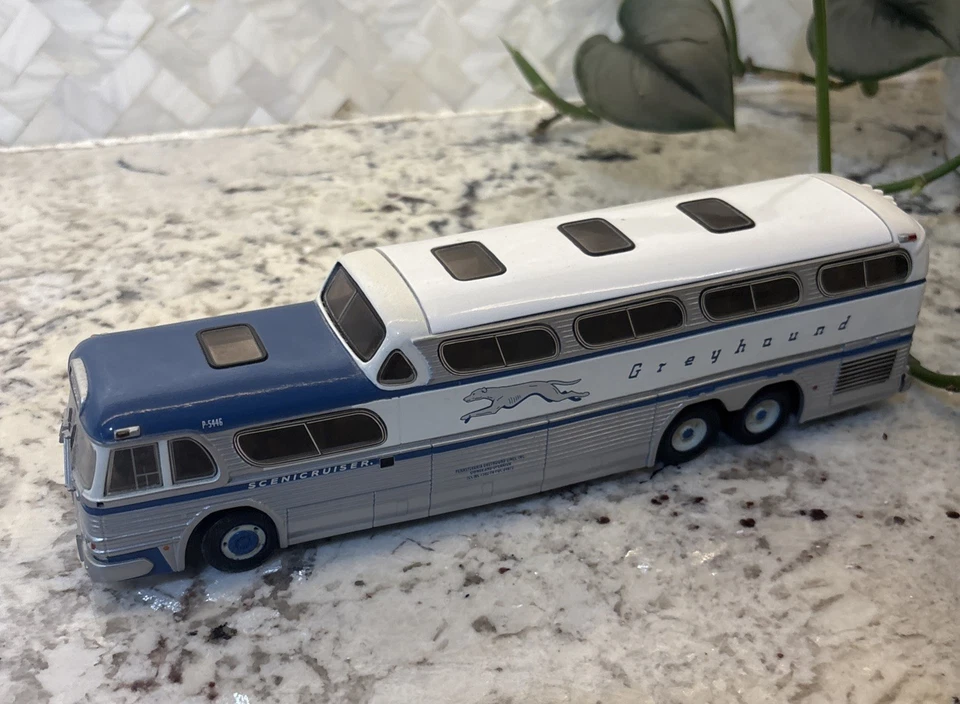 Corgi vintage greyhound bus Lines ScenicCruiser destination PITTSBURGH 1/50 - Image 4 of 4