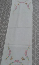 VINTAGE EMBROIRED DRESSER SCARF OR TABLE RUNNER 11-1/2 IN BY 33 IN HANDMADE