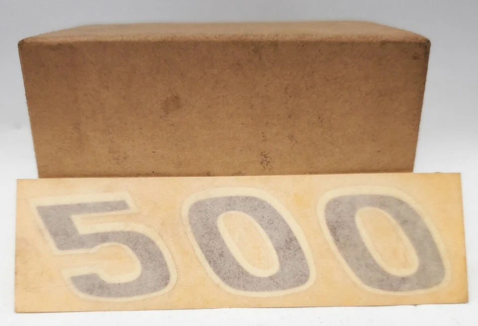 НОВЫЙ ПОДЛИННЫЙ KAWASAKI H1 KH500 БОКОВАЯ КРЫШКА МАСЛЯНЫЙ БАК ЭМБЛЕМА НАКЛЕЙКА NOS 56018-098 - Изображение 2 из 4