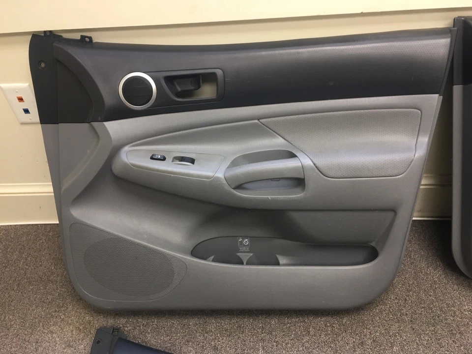 Toyota Tacoma 2006 paneles delanteros traseros de 4 puertas grises usados Foto 2 de 4