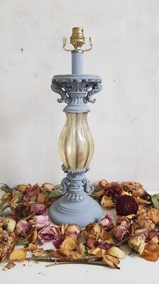 Seltene Vintage große graue Tischlampe im französischen Stil, verziertes rollendes Akanthusblatt