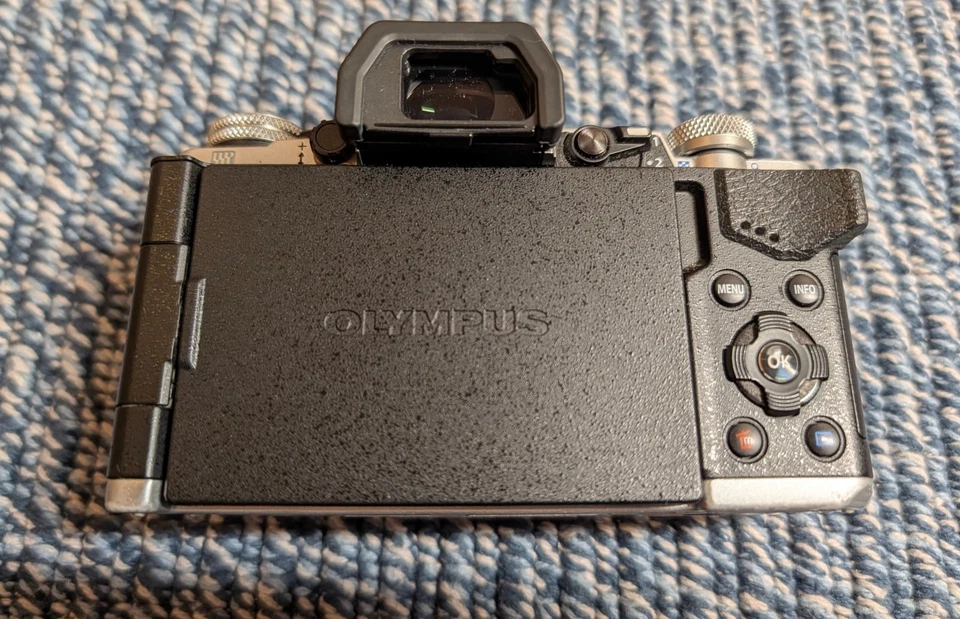 Olympus OM-D E-M5 Mark II Camera, Micro Four Thirds – Low S/C, spare batteries - image 3 of 4