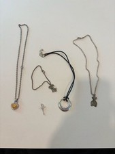 Verschiedene Schmuckstücke und eine Sterling...