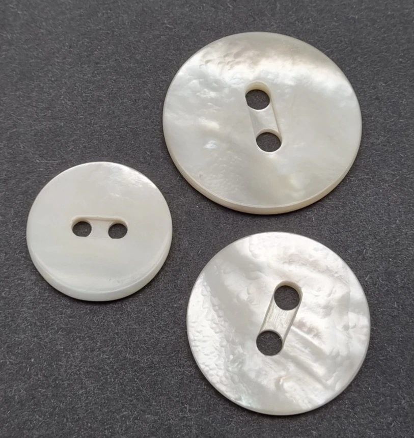 Weißer Perlmutt 2-Loch-Knopf 30-45 mm große Löcher / Mother-of-Pearl Button D6 - Bild 2 von 2