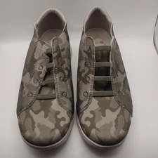 BZees Golden Knit Womens Size 10 W Green Camo Slip On Comfort Shoes