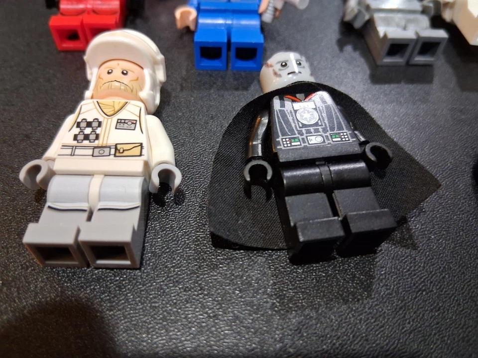 LEGO Star Wars Minifigure Collection Plus Helmets And Torso. - Image 4 of 4