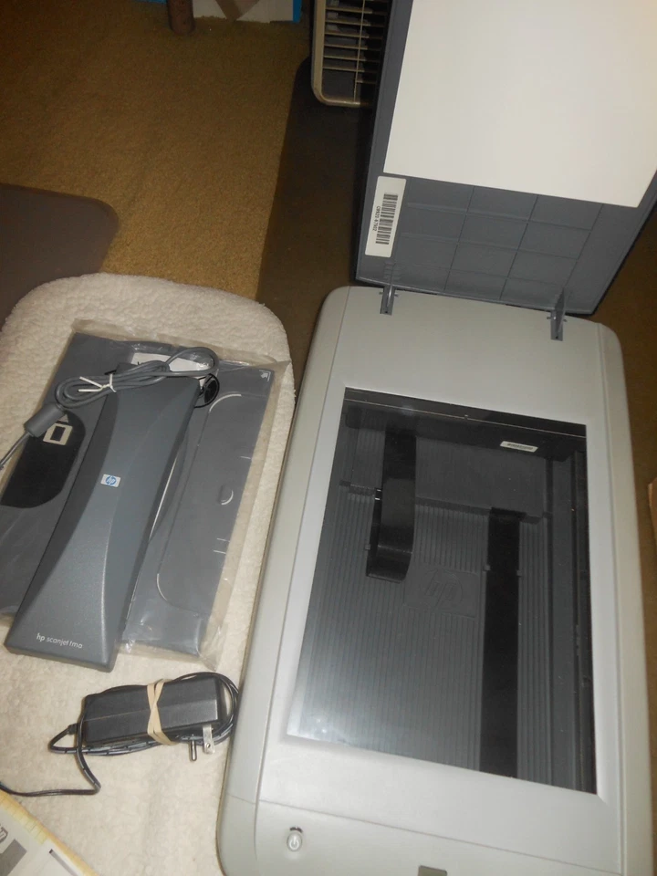 HP ScanJet 4570C Flatbed Scanner w/ 35mm Film Tray  hardly used - Image 2 of 4