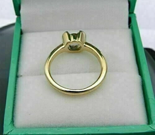 Alianza redonda simulada de topacio azul Londres para mujer enchapada en oro amarillo de 14K Foto 4 de 4