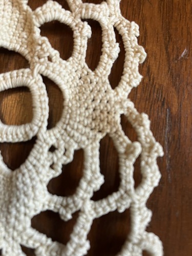 Vtg Handmade French Crochet Ecru Bedcover & 4 Rectangular Doilies King size USA - Picture 16 of 17