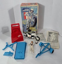 J-816 VINTAGE 1970'S IDEAL EVEL KNIEVEL STUNT CYCLE WITH BOX & EXTRA PARTS