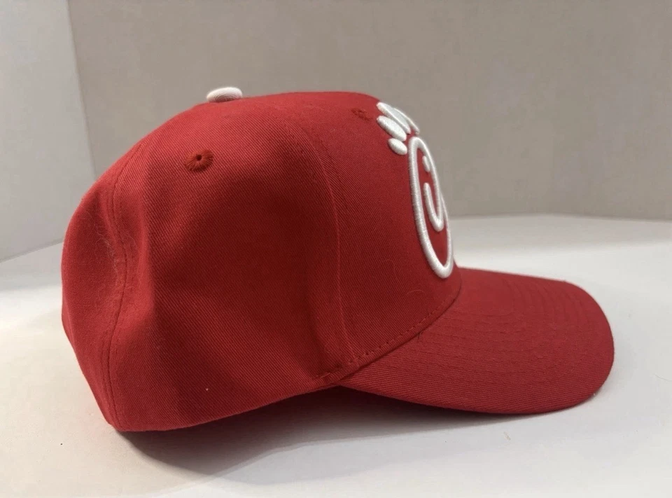 Sombrero Chick-fil-A bordado rojo a presión trasero Foto 3 de 4