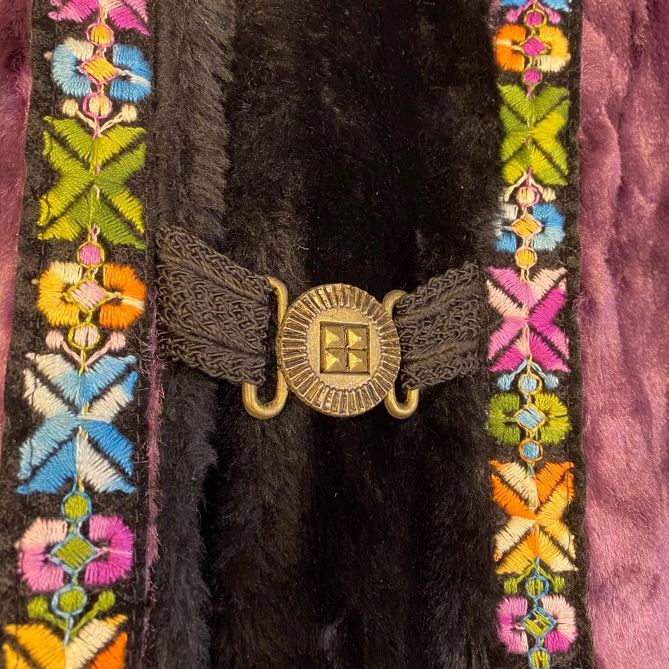 Abrigo Mod Vintage Años 70 Imitación Piel Púrpura Negro Bordado Bordado Boho Hecho en Unión Foto 3 de 4