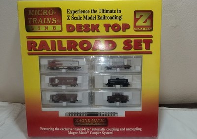 Micro Trains Z Scale Santa Fe Desk Top Top RR Set plus 10 pieces of