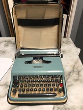 Vintage Olivetti Lettera 22 Typewriter with case