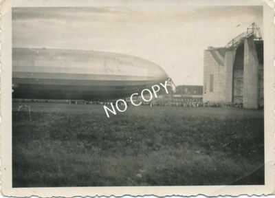 Foto WK II Zeppelin Luftschiff ''Graf Zeppelin'' vor Lager Flugplatz E1.5