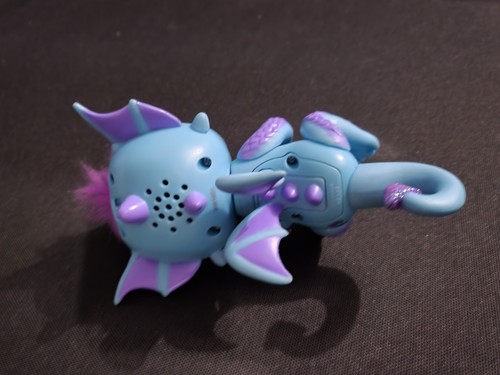Fingerlings Azul Brillo Bebé Dragón Tara Interactivo Electrónico Mascota Por WowWee - Imagen 4 de 5