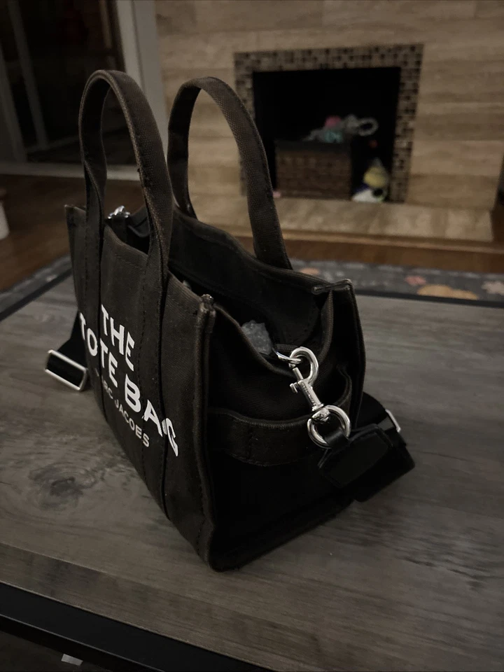 🖤 Bolso de Mano Marc Jacobs - Bandolera Pequeña de Lona Negra Usada en Excelente Condición Foto 2 de 4